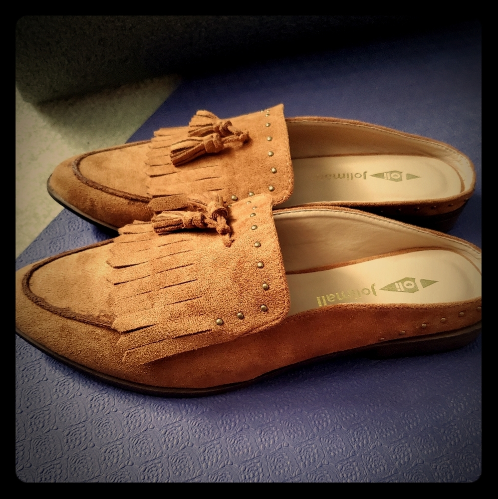 Size 8 medium tan loafers with tassels